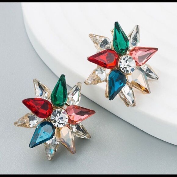 🌺 Betsey Johnson stunning flower burst crystal studs 🌺 - Picture 2 of 3